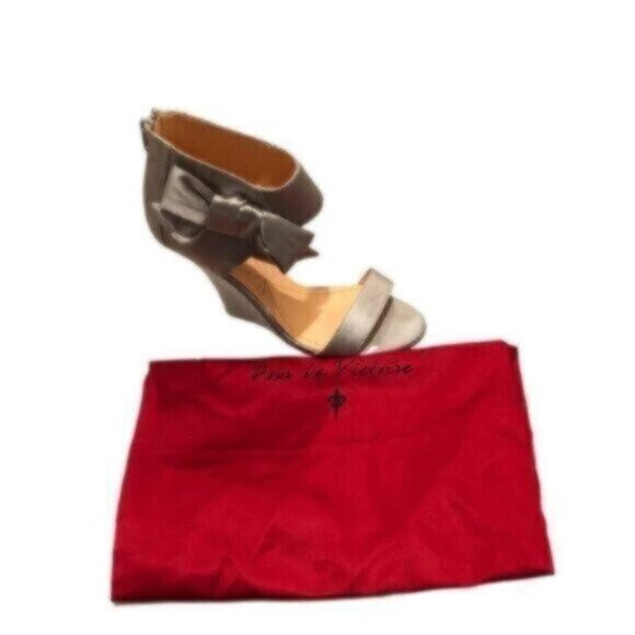 Pour La Victoire Light Grey Satin Wedge Shoes 8.5B - Picture 4 of 8